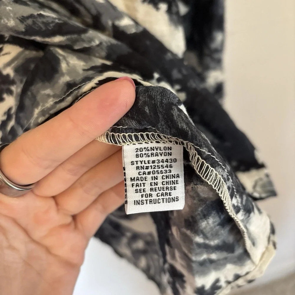 Habitat Women's Blouse Tunic M White Black Floral Rose‎ Lightweight Whimsigoth - Picture 3 of 6